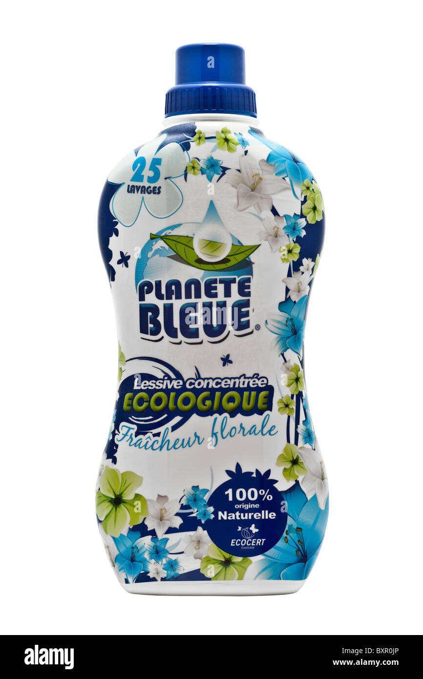 Una bottiglia di concentrato di eco-friendly liquido detergente fotografato su uno sfondo bianco (Francia). Flacone de lessive écologique Foto Stock