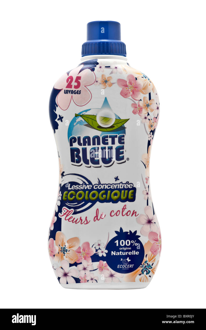 Una bottiglia di concentrato di eco-friendly liquido detergente fotografato su uno sfondo bianco (Francia). Flacone de lessive écologique Foto Stock