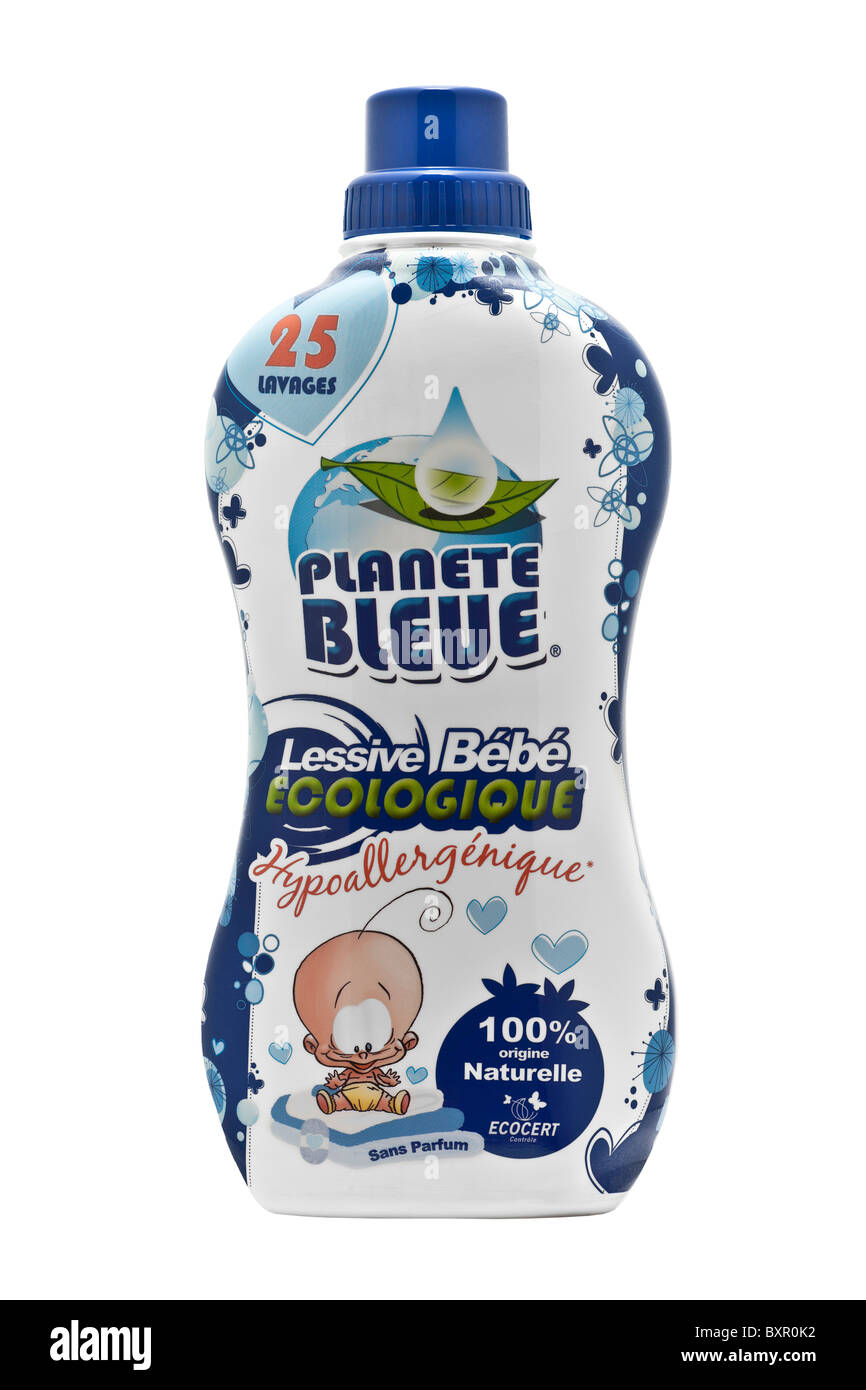 Una bottiglia di ipoallergenico e eco-friendly servizio lavanderia sapone per neonati. Flacone de lessive bébé, hypoallergénique et écologique. Foto Stock
