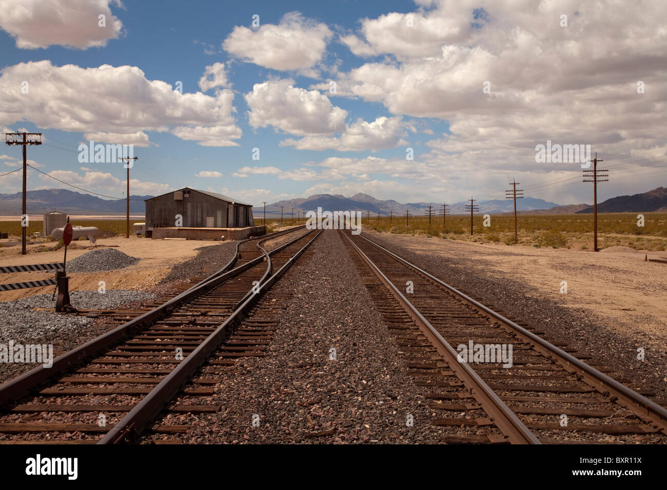 Union Pacific Rail Road UPRRISTR. binari del treno del Mojave National Preserve a Nipton California USA Foto Stock