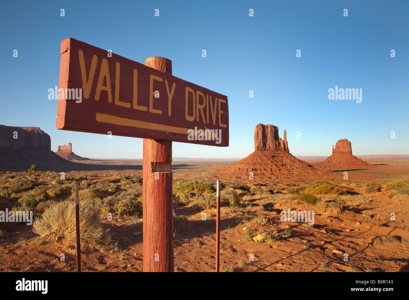 Valley Drive firmare con l Occidente e l Oriente Mitten Butte at Monument Valley in Arizona e Utah STATI UNITI D'AMERICA Foto Stock