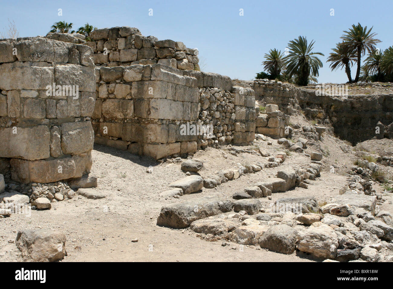 Gli scavi presso il sito della antica città di Tel Meghiddo che domina la valle di Armageddon, Israele. Foto Stock