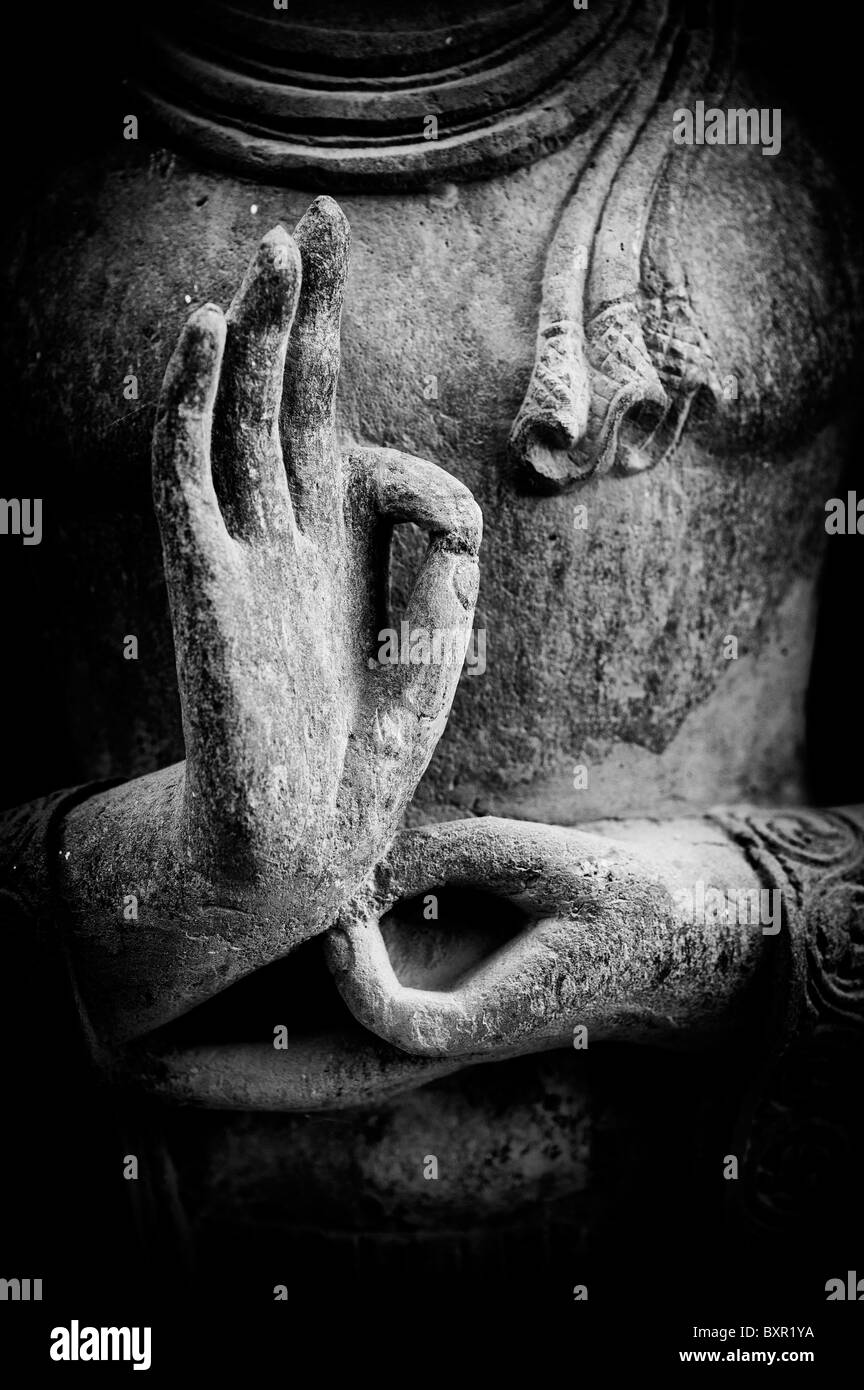 Buddha in pietra mudra mani statua. Andhra Pradesh, India. Monocromatico Foto Stock