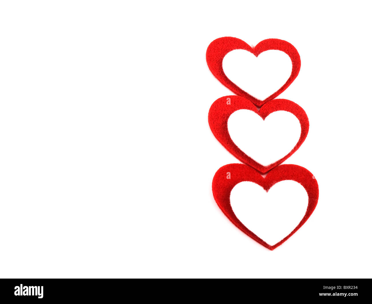Foto di rosso e bianco cuori di san valentino realizzati dal feltro su sfondo bianco Foto Stock