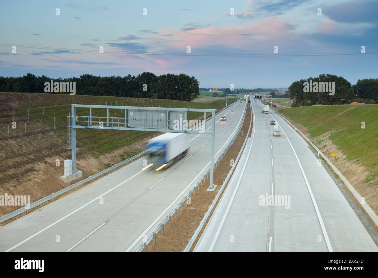 Autostrada al crepuscolo con veicoli in movimento e vista del paesaggio nella Repubblica Ceca. Foto Stock