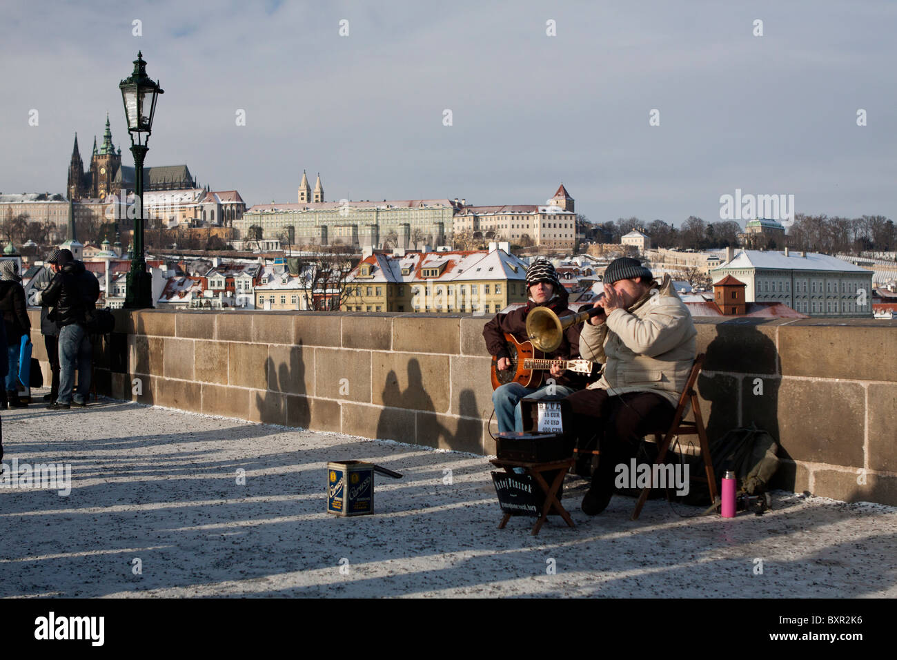 Musicisti di strada a giocare sul Ponte Carlo a Praga Foto Stock
