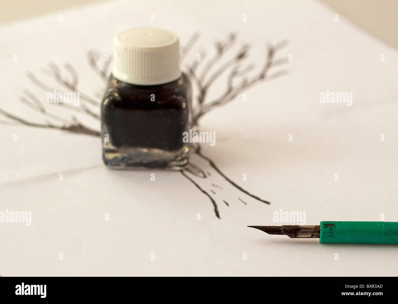 Penna a inchiostro di china con piccola bottiglia al di sopra di un disegno  Foto stock - Alamy