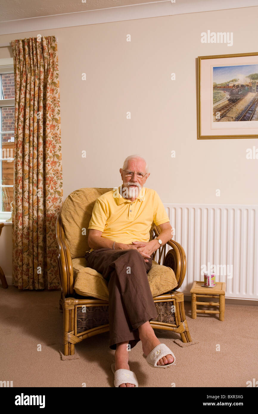 Autore Christopher Awdry nella sua casa di Bournemouth. Awdry è meglio conosciuto per il suo contributo a Thomas Il serbatoio libri. Foto Stock