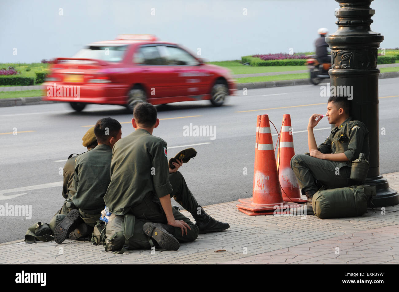 Giovani soldati in attesa su una strada a Bangkok. Foto Stock