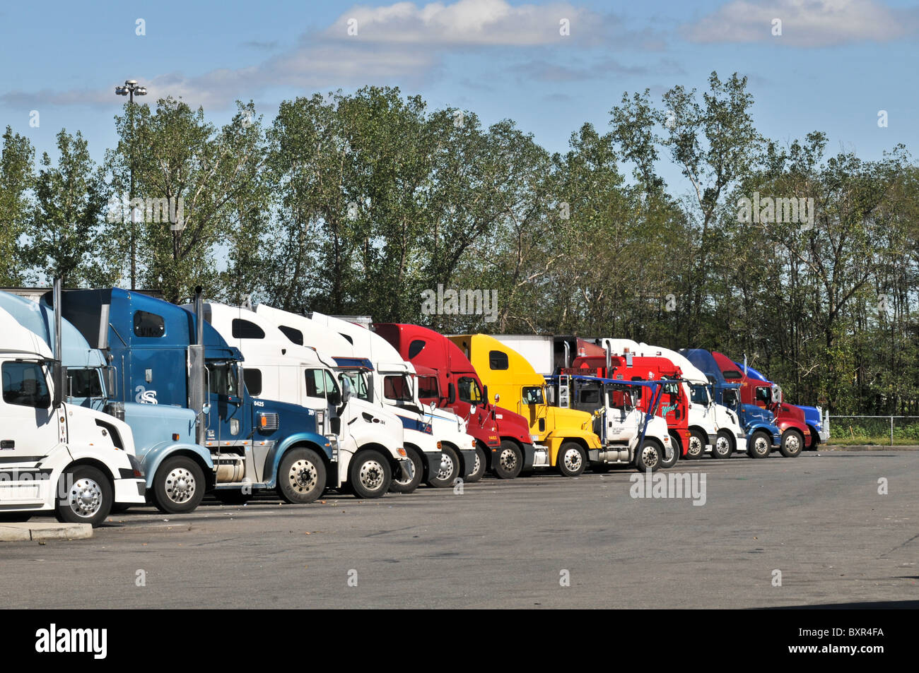 Colorata semi-camion a New Jersey arresto carrello Foto Stock