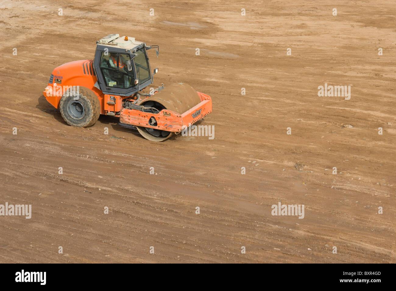 Vibranti di compattatore per suoli. HAMM 3000 Series in azione. Foto Stock