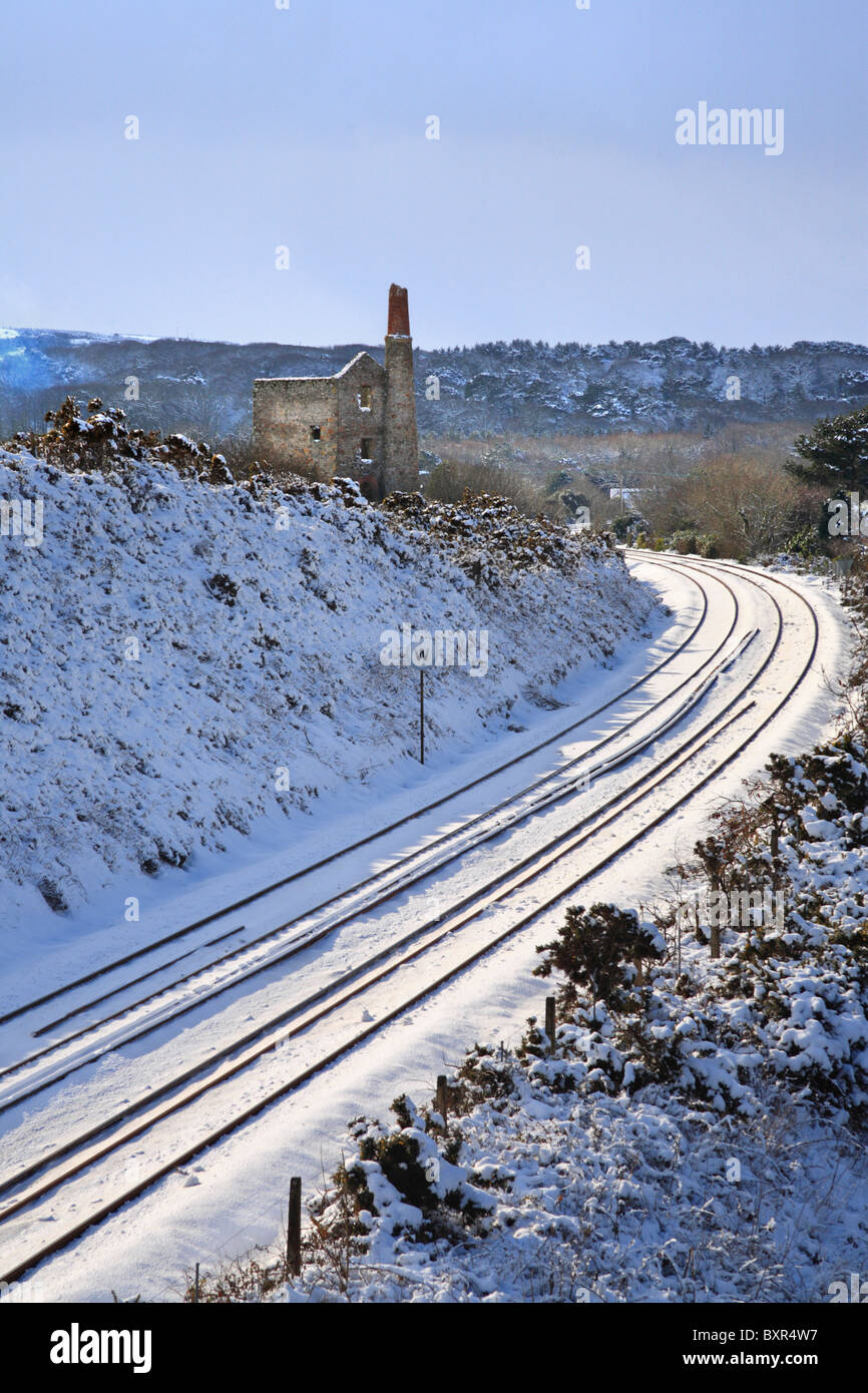 Cornwalls principale linea ferroviaria nella neve. Catturate da un ponte stradale sopra la linea vicino Scorrier a metà Cormwall Foto Stock