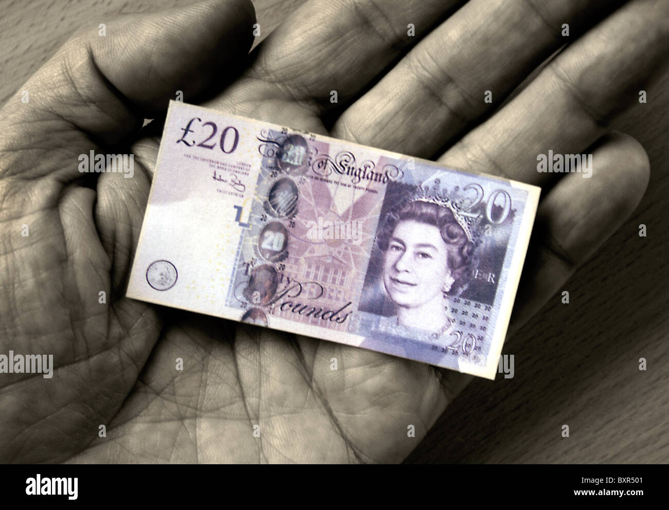 Brexit,immagine concettuale di un restringimento di sterling nota nel palmo di una mano maschile, raffigurante l'inflazione del Regno Unito di aumentare, ridotto pound, Foto Stock