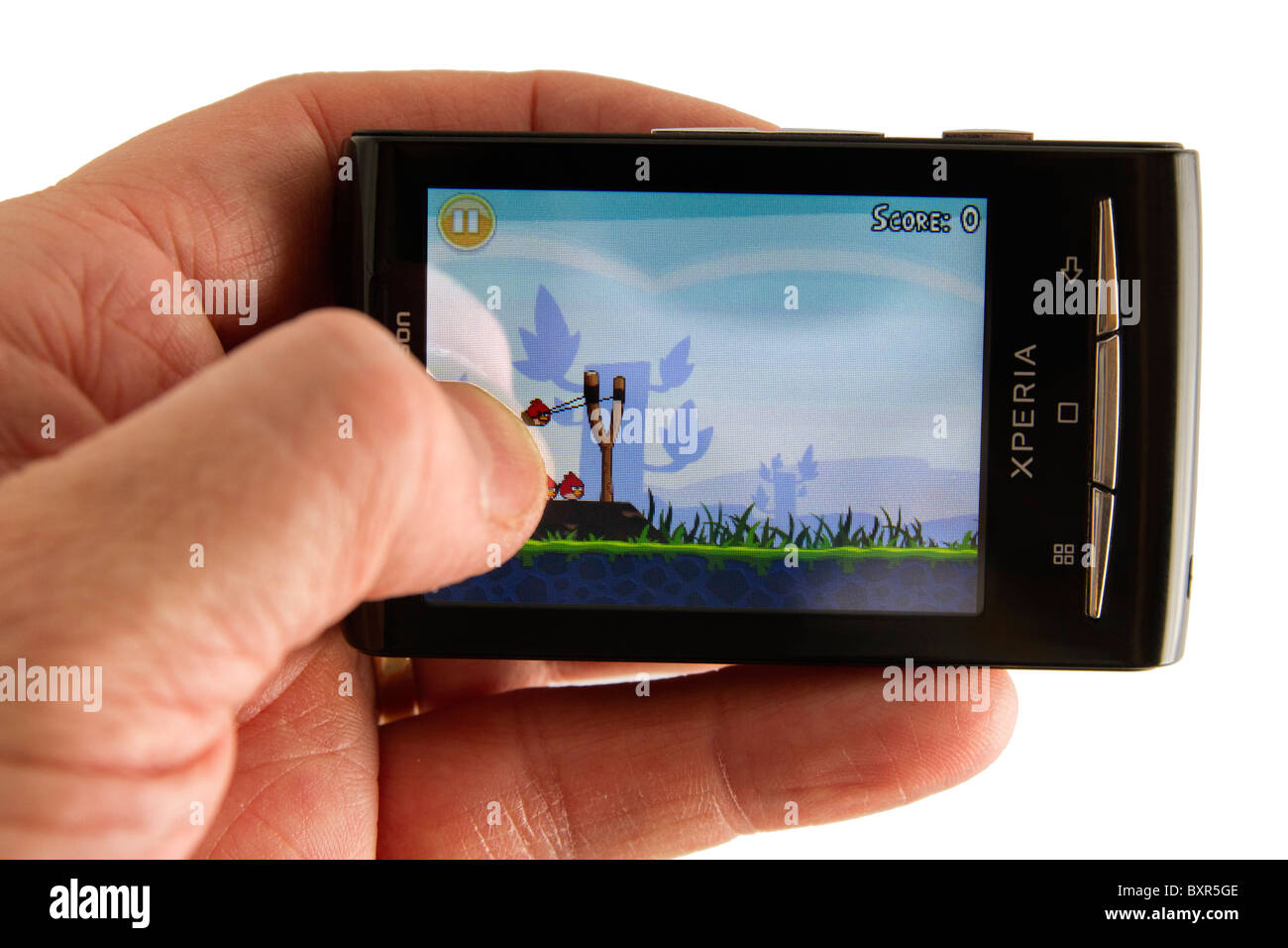 Mano che tiene il telefono Android Sony Ericsson Xperia X10 mini, mostrando la smash hit gioco Angry Birds, da Rovio. Foto Stock