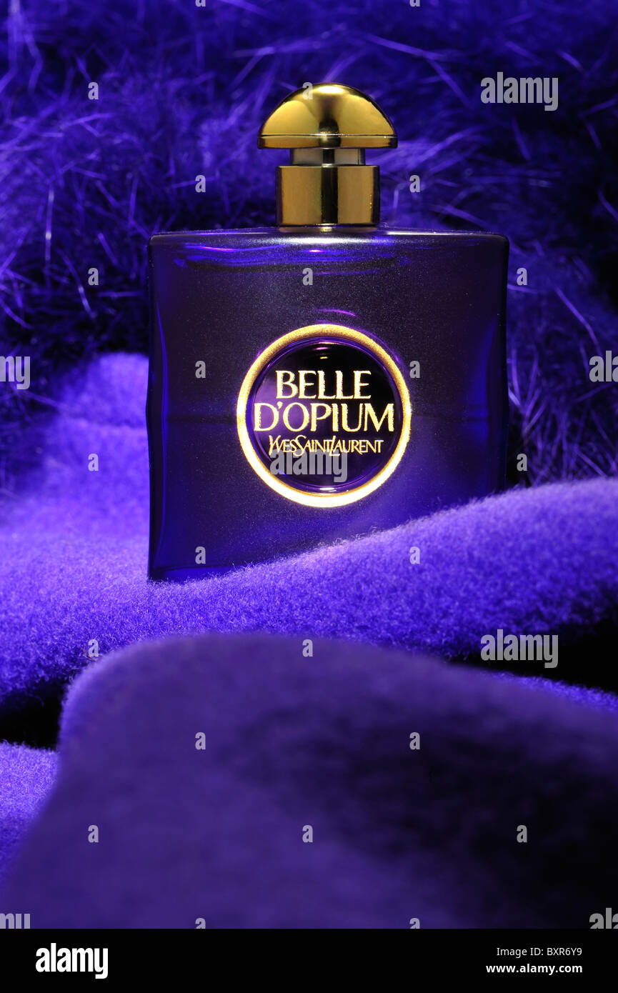 yves saint laurent, perfum Belle D'oppio, Yves Saint Laurent, pernum,  bottiglia, d'oppiun, bottiglia di profumo femminile, parfum di alta qualità  Foto stock - Alamy