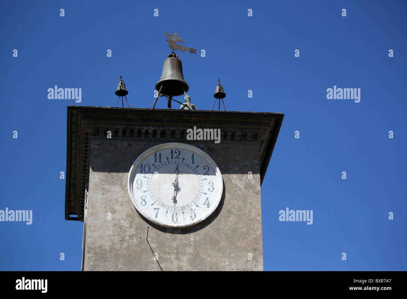 Vecchia torre campanaria e orologio contro il cielo blu Foto Stock