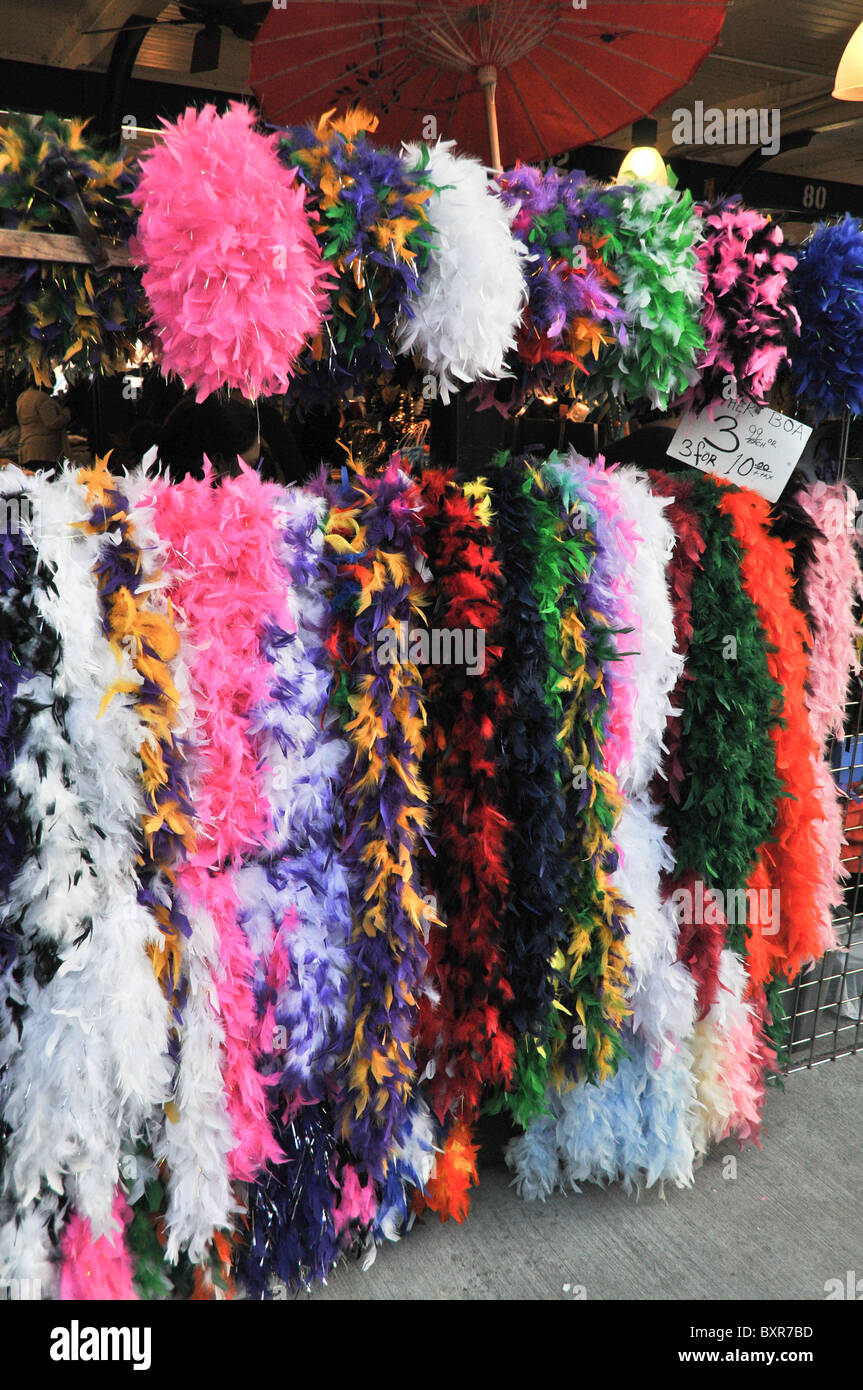 Selvaggina di penna colorati boas nel mercato francese del venditore, di stallo del quartiere francese, New Orleans, Louisiana Foto Stock