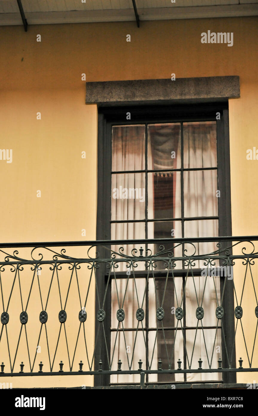 Balcone, ferro battuto e sportello dettagli architettonici, quartiere francese, New Orleans, Louisiana Foto Stock