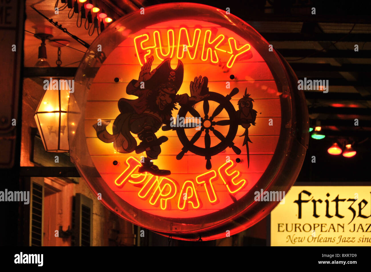 Funky pirate' insegna al neon su Bourbon Street, Quartiere Francese, New Orleans, Louisiana Foto Stock