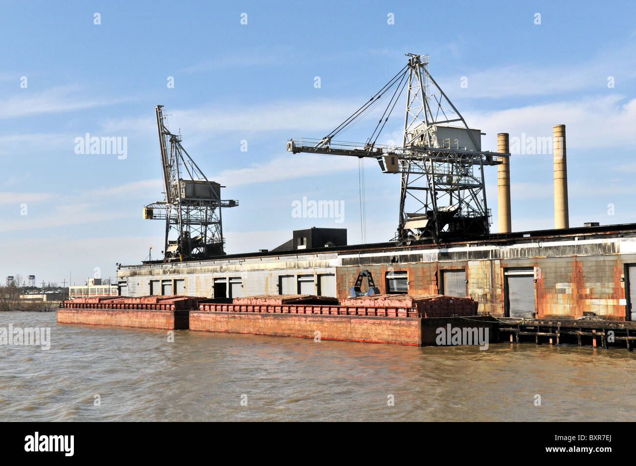 Gru a benna lo scarico dello zucchero greggio da barge, Domino raffineria di zucchero, Mississippi River, New Orleans Foto Stock