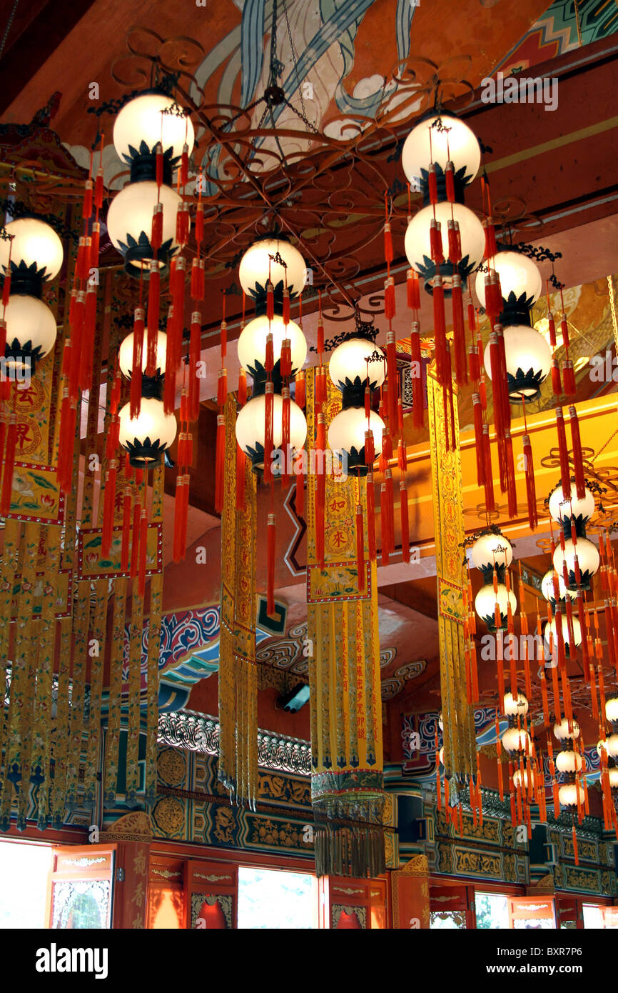 Lanterne e luci al Monastero di Po Lin sull'Isola di Lantau in Hong Kong, Cina Foto Stock