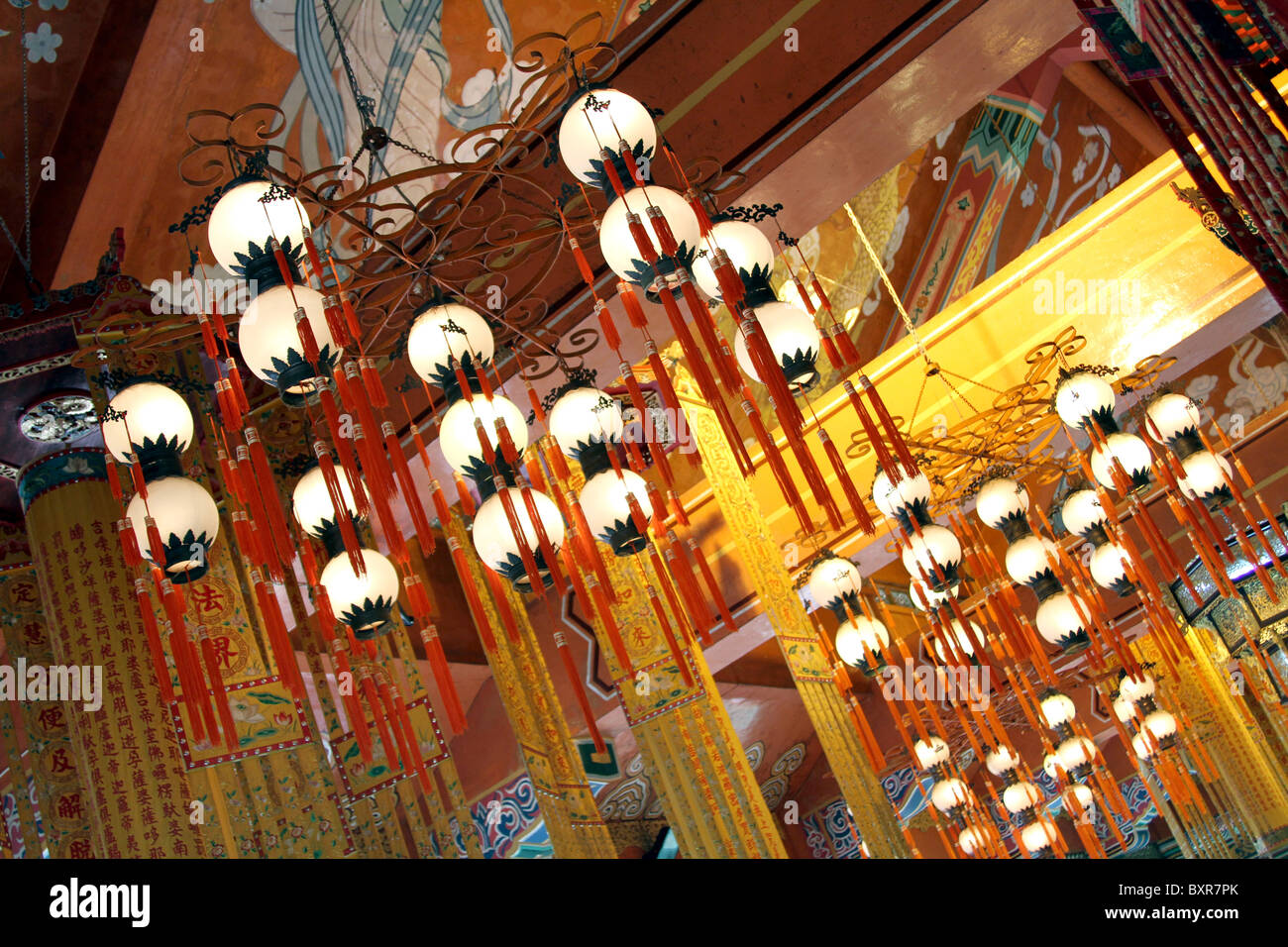 Lanterne e luci al Monastero di Po Lin sull'Isola di Lantau in Hong Kong, Cina Foto Stock