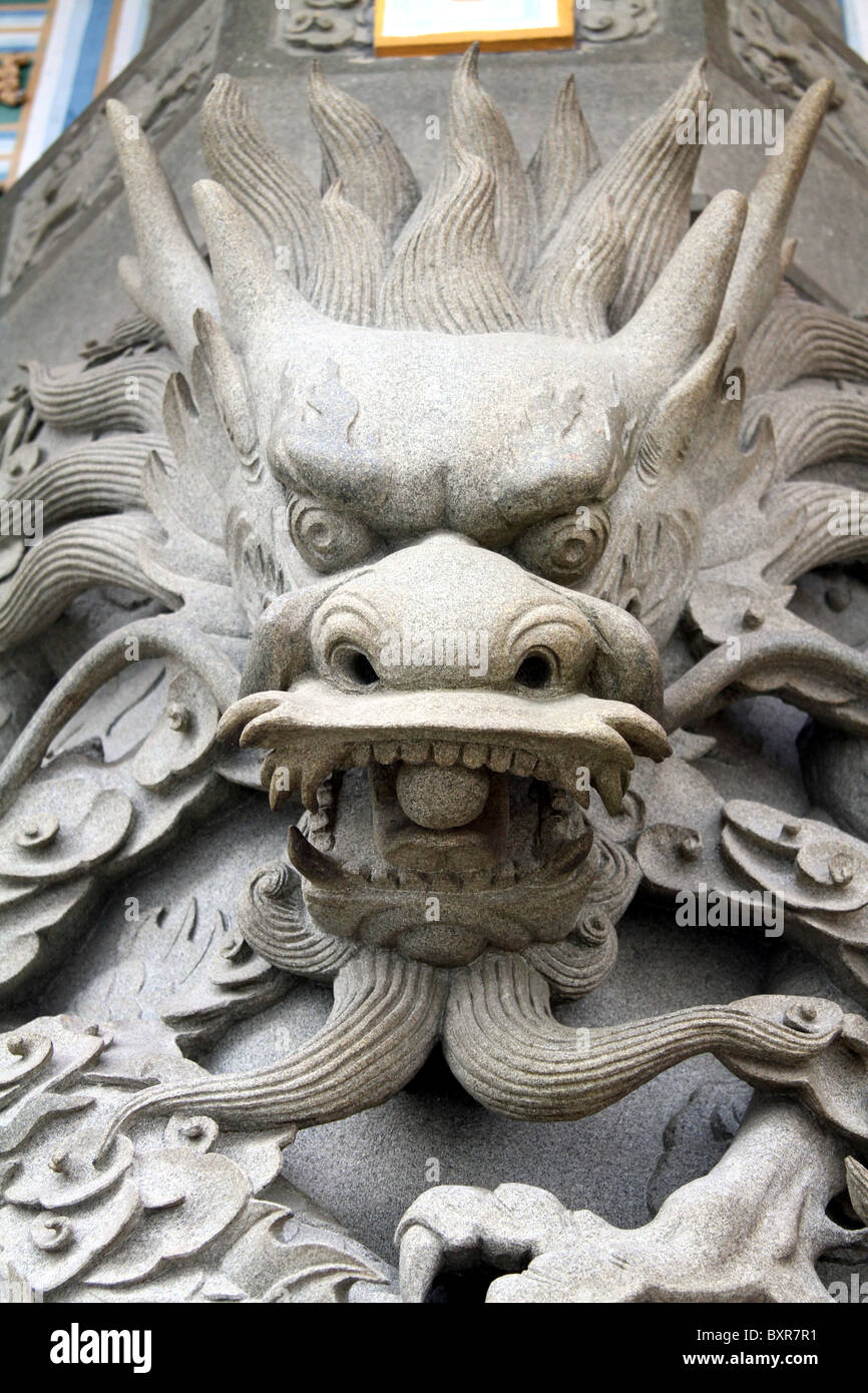 Statua del drago al Monastero Po Lin sull'Isola di Lantau in Hong Kong, Cina Foto Stock