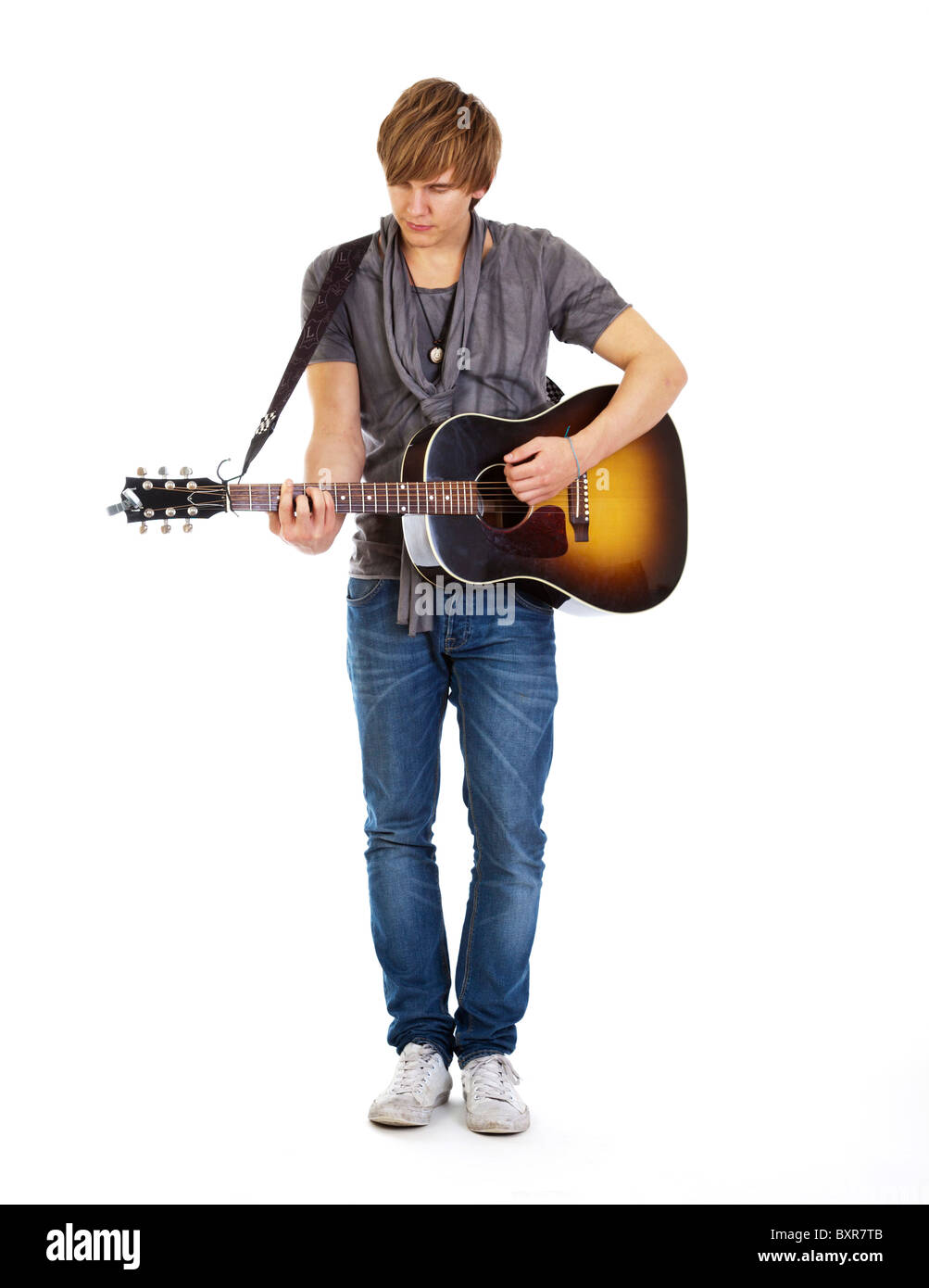 Giovane uomo di suonare una chitarra Foto Stock