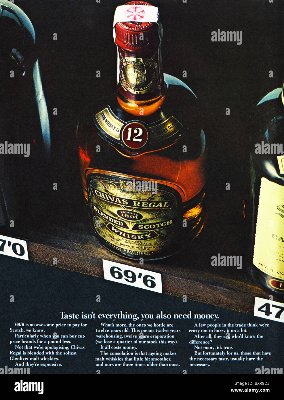 Chivas Regal Scotch Whisky piena pagina di pubblicità nella rivista  supplemento a colori circa 1969 Foto stock - Alamy
