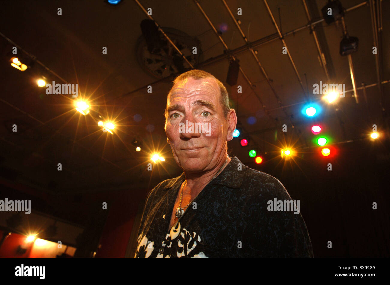 Attore Pete Postlethwaite sul palco a Ludlow Assembly Rooms Shropshire, Inghilterra Foto Stock