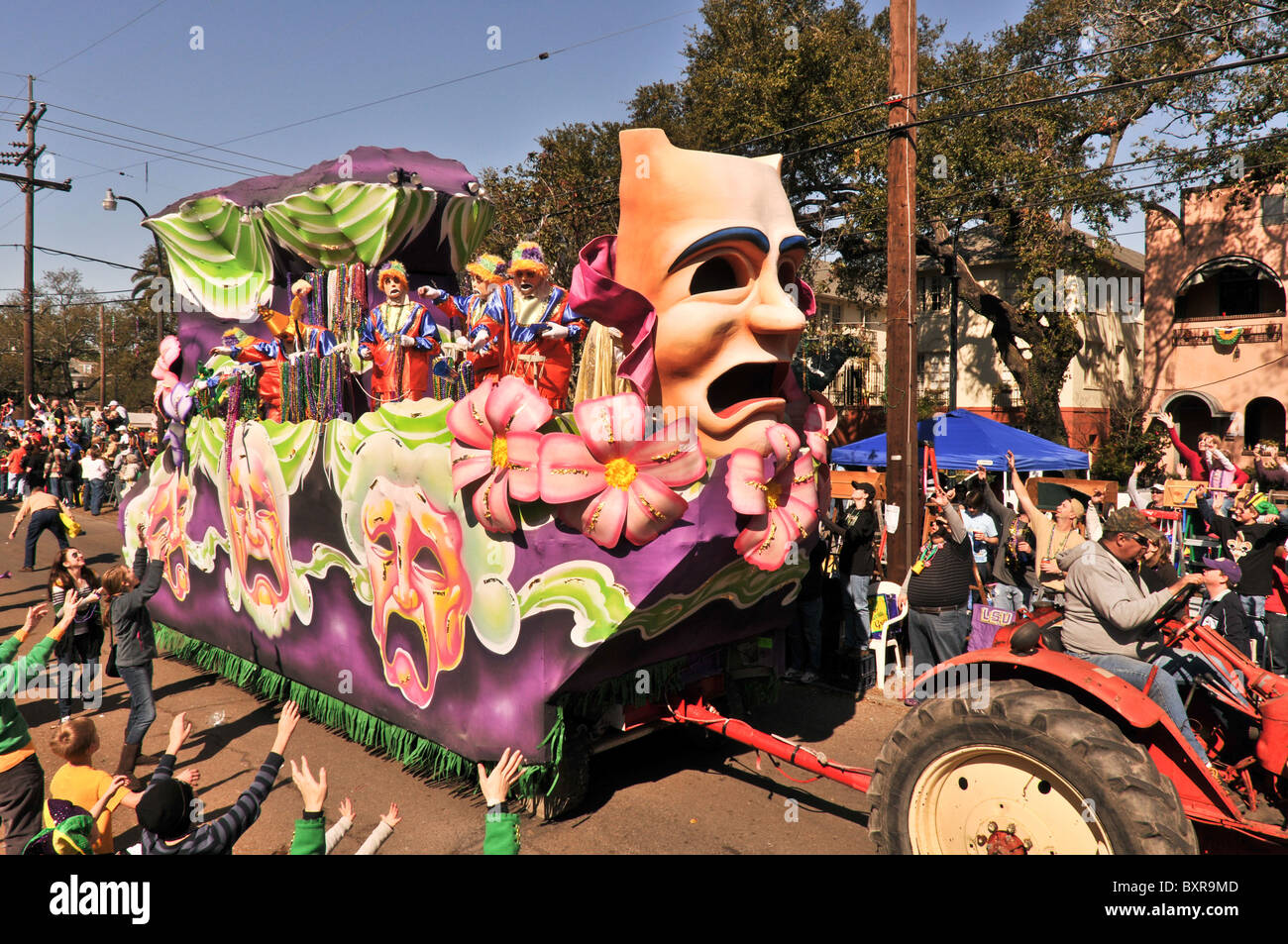 Tragedia maschere' galleggiante in cavalieri di Babilonia parade, Mardi Gras 2010, New Orleans, Louisiana Foto Stock