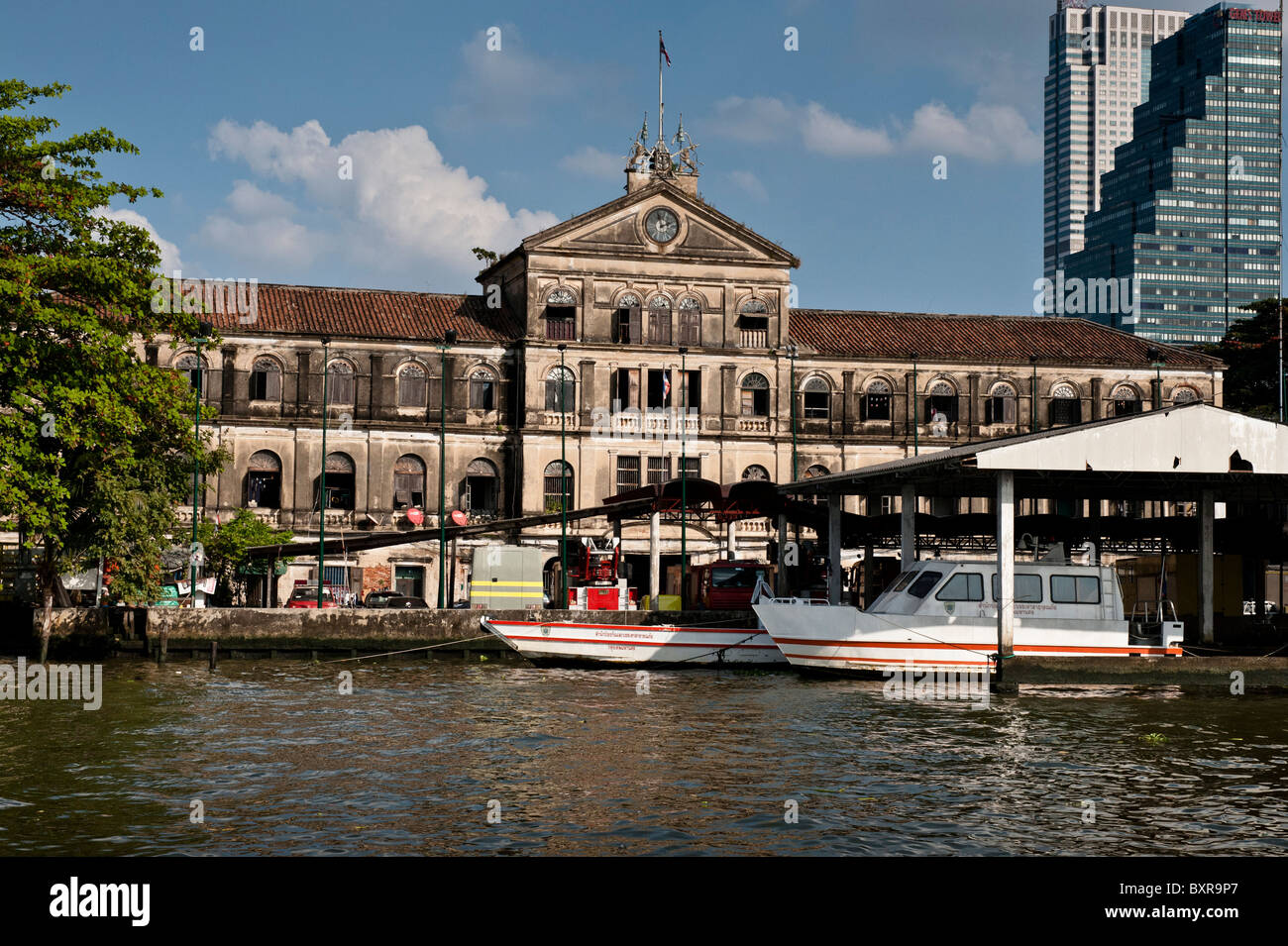 La vecchia dogana ora utilizzato dai vigili del fuoco a Bangkok sul fiume. Foto Stock