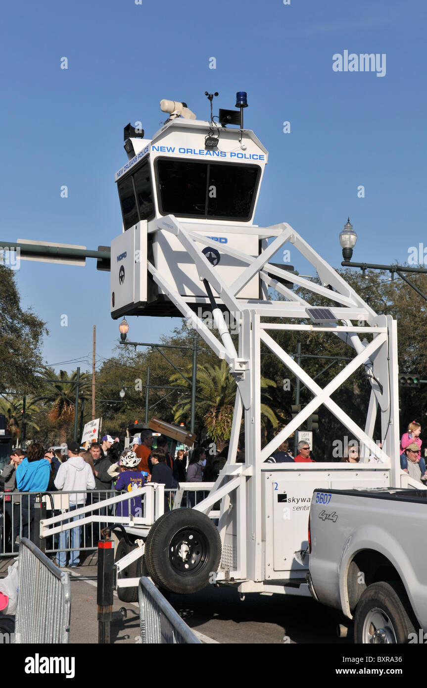La polizia torre di osservazione durante il 2010 Mardi Gras Parade, New Orleans, Louisiana Foto Stock