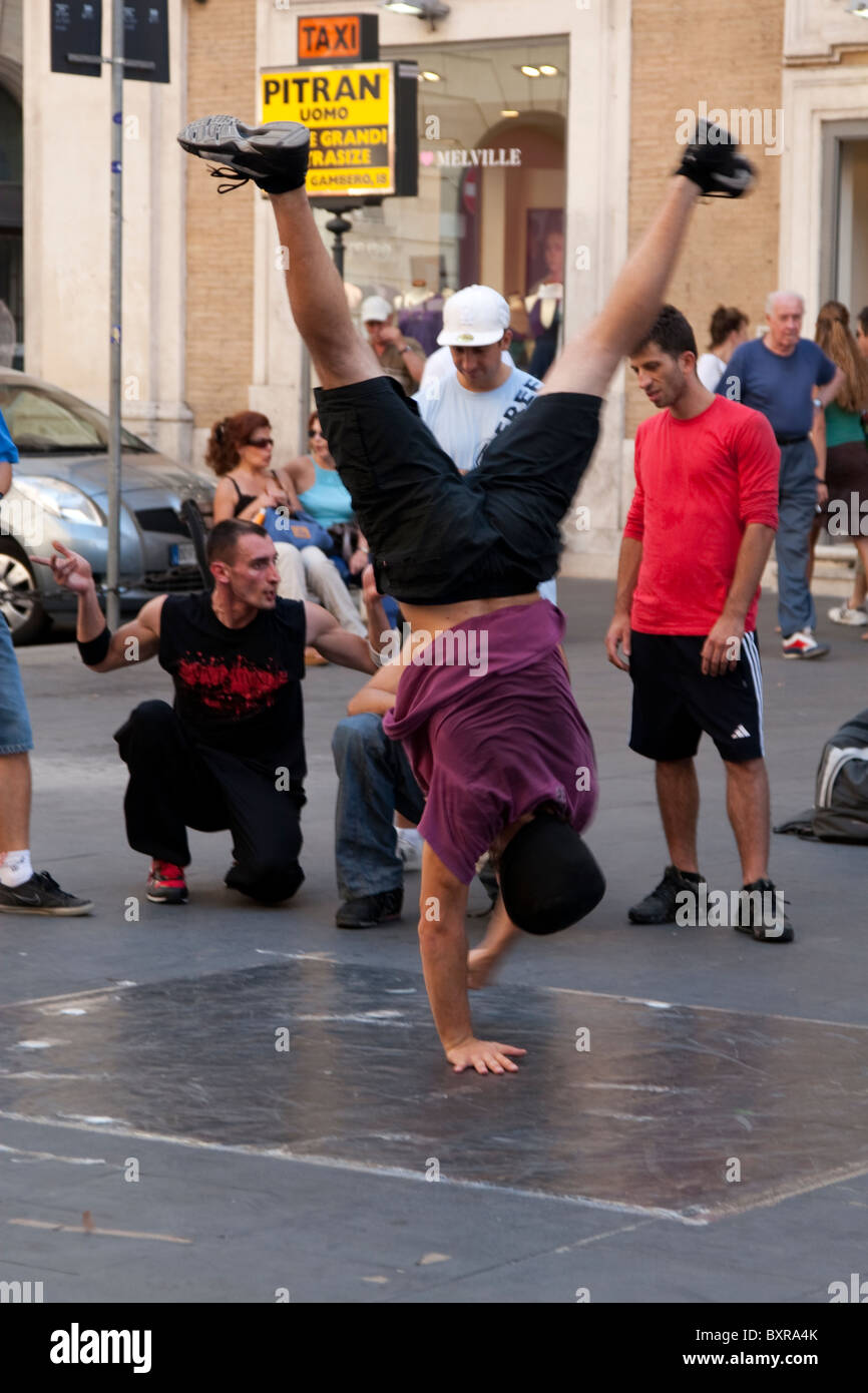 Streetdancer/Breakdancer davanti alla Basilica dei Santi Ambrogio e Carlo al Corso, Roma, Italia Foto Stock