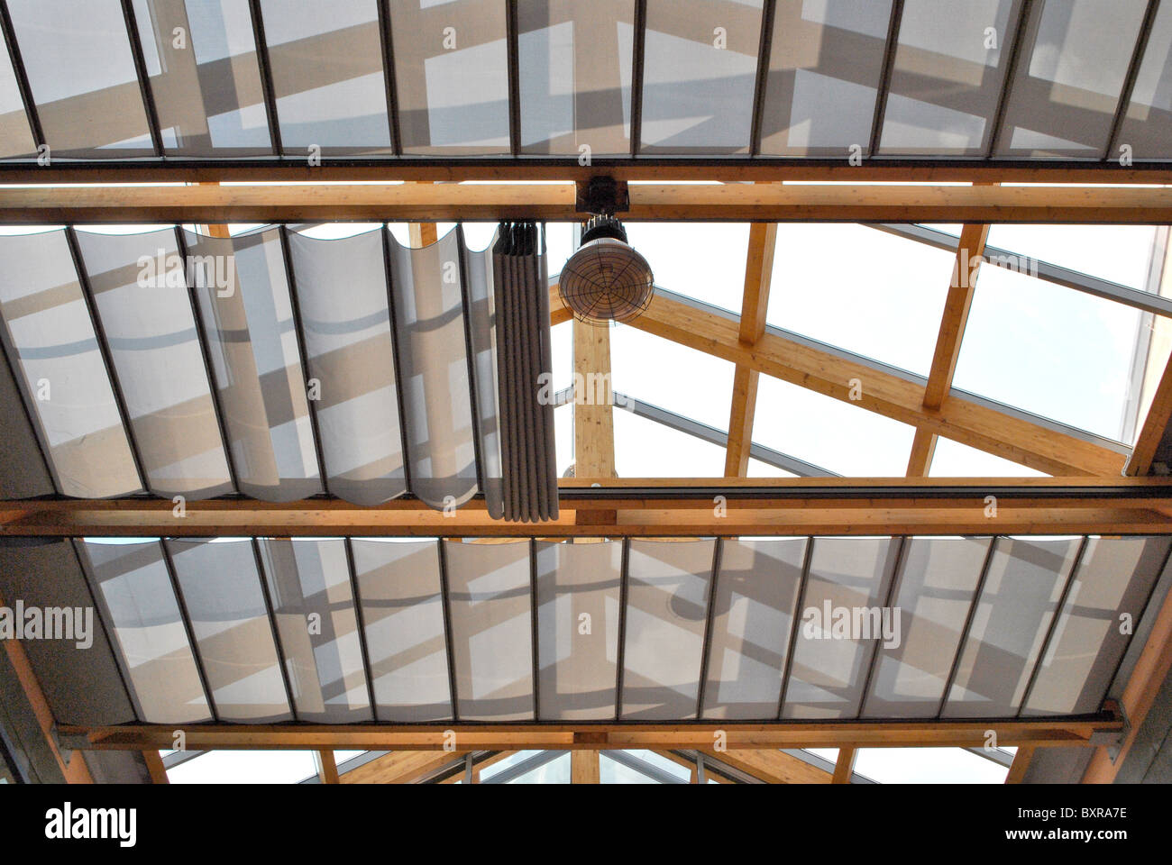 Casa moderna con tetto e il soffitto di vetro con anti-sun Foto Stock