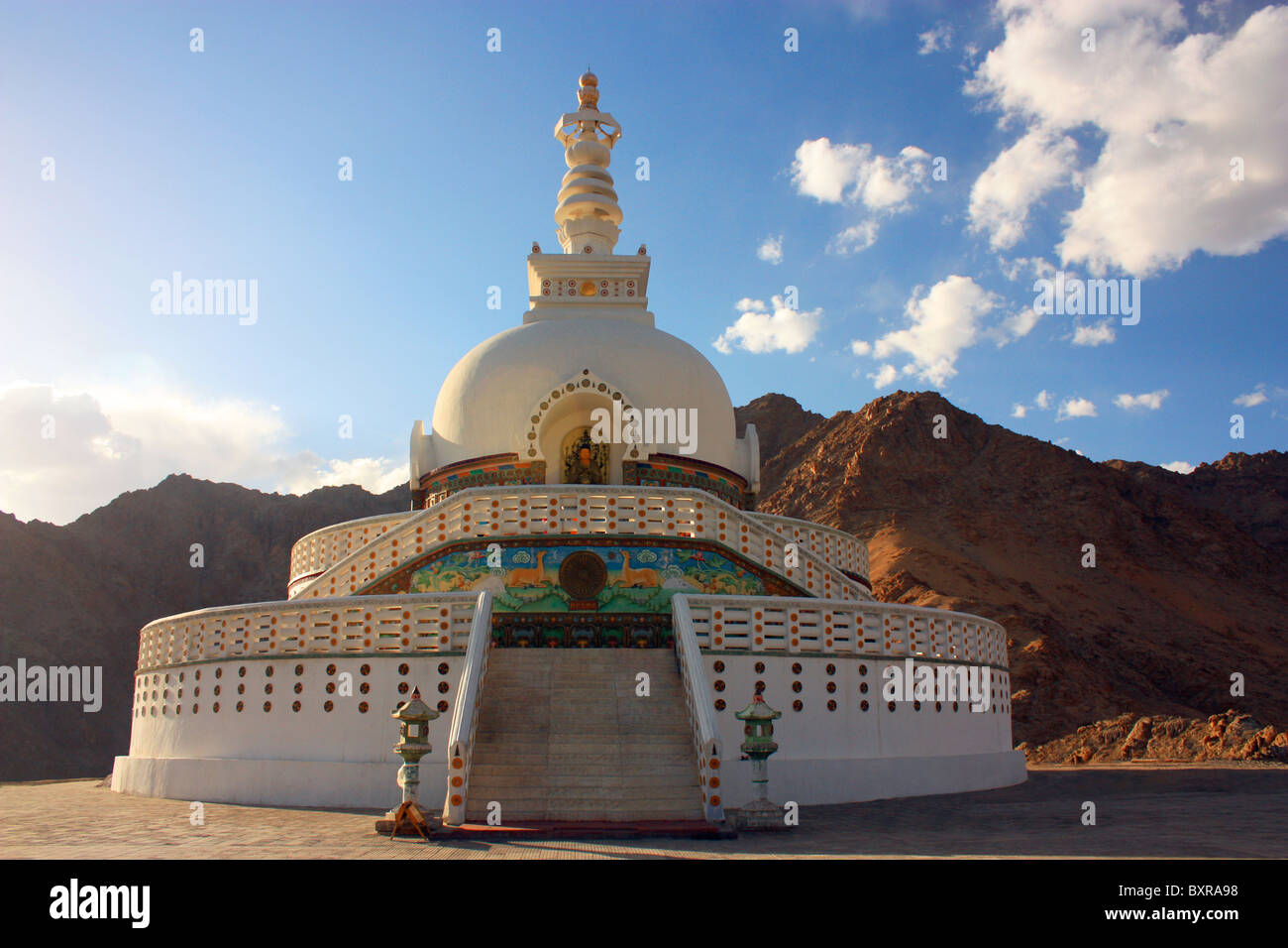 Shanti Stupa è un buddista di bianco stupa a cupola (chorten) sulla cima di una collina in Chandspa, Leh district, Ladakh, nel nord dello stato indiano Foto Stock