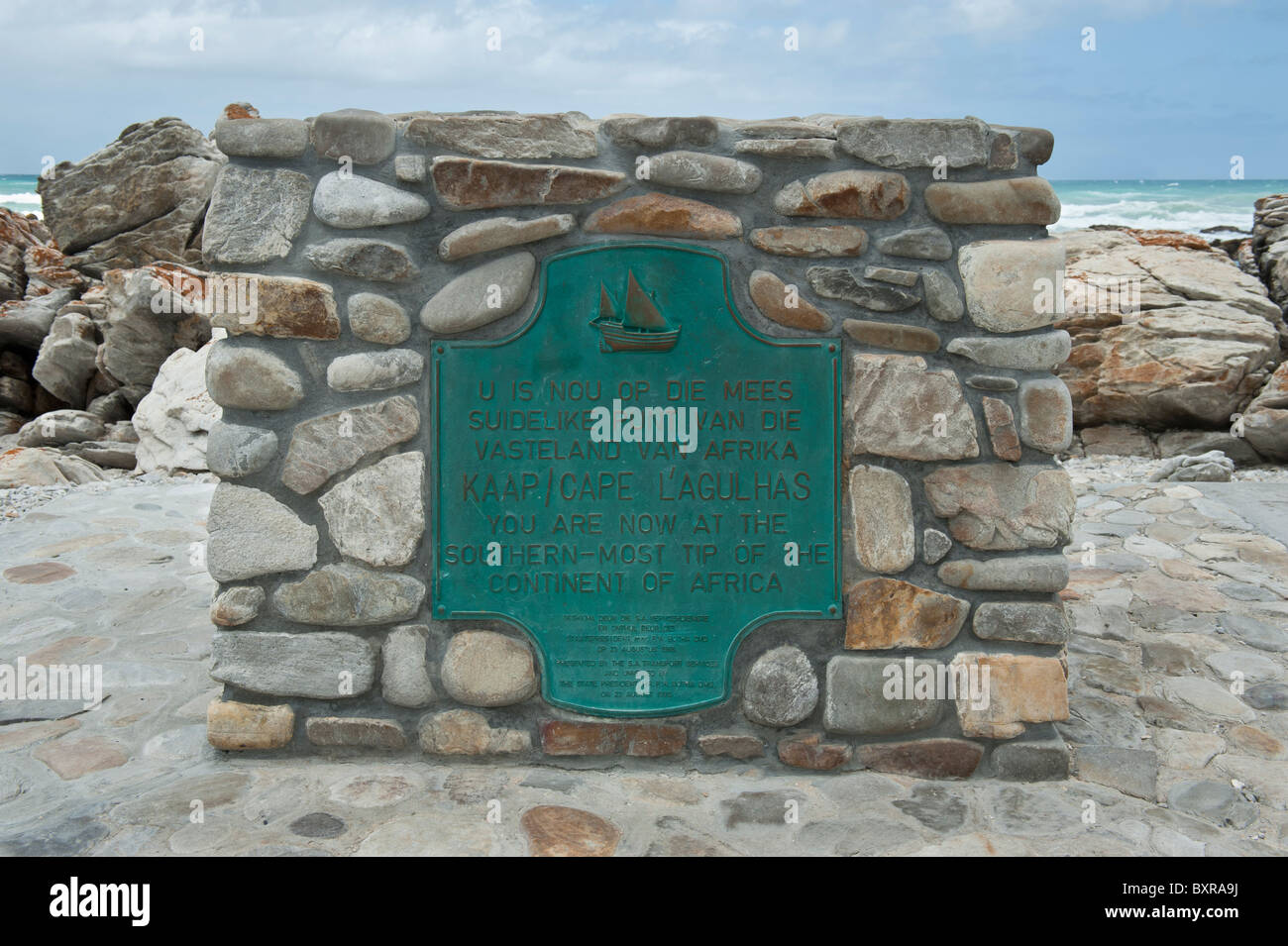 Il monumento a Cape Agulhas che segna la linea di demarcazione tra la indiana e oceani Atlantico. Overberg, Sud Africa Foto Stock