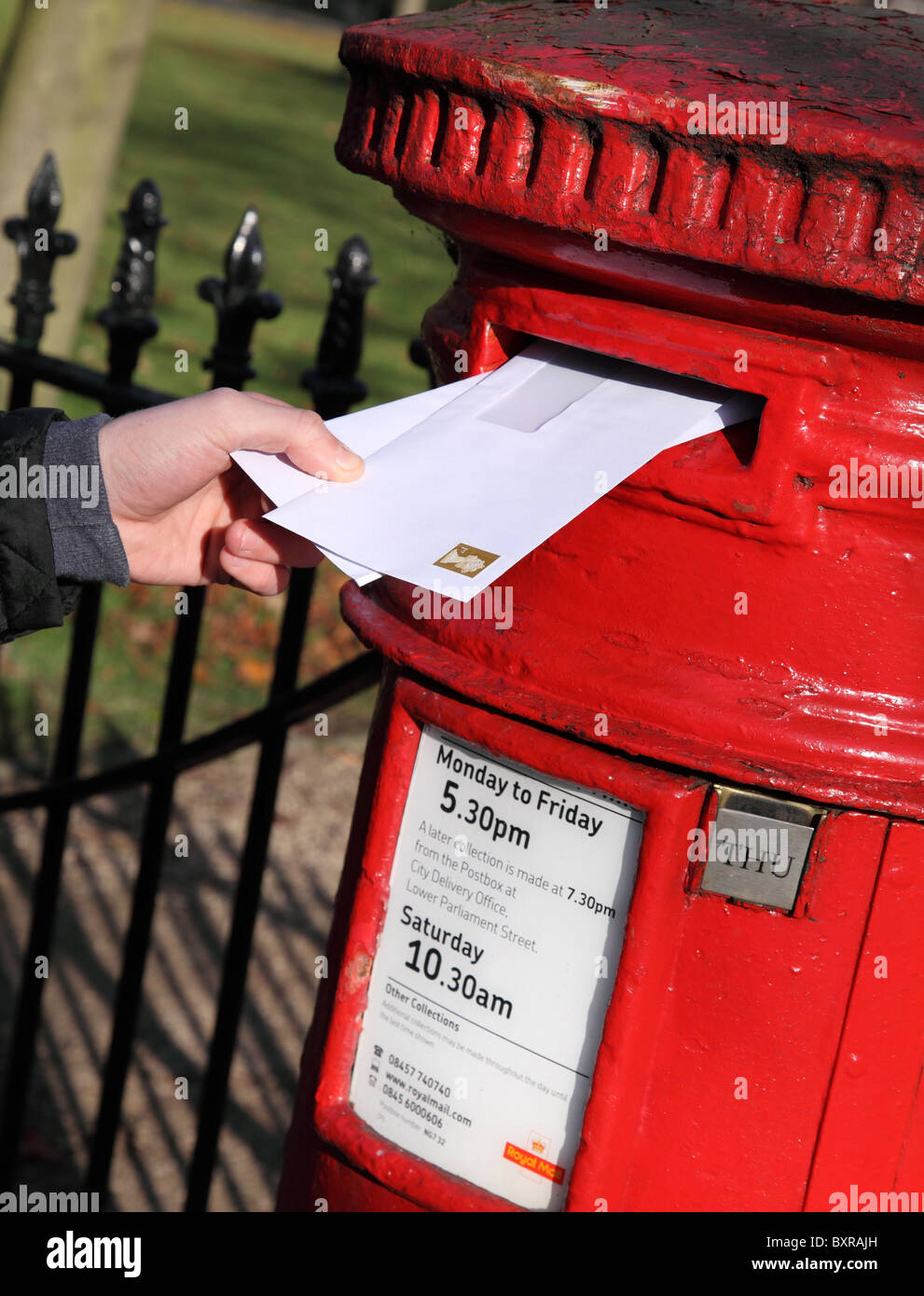 Invio di lettere in una città del Regno Unito. Foto Stock