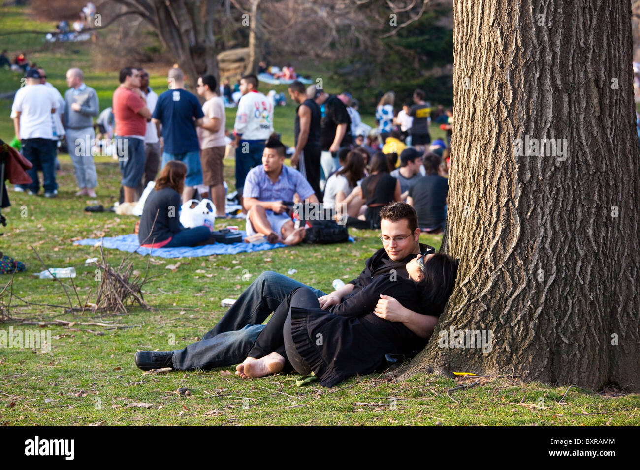 Una giovane coppia di Central Park di New York City Foto Stock