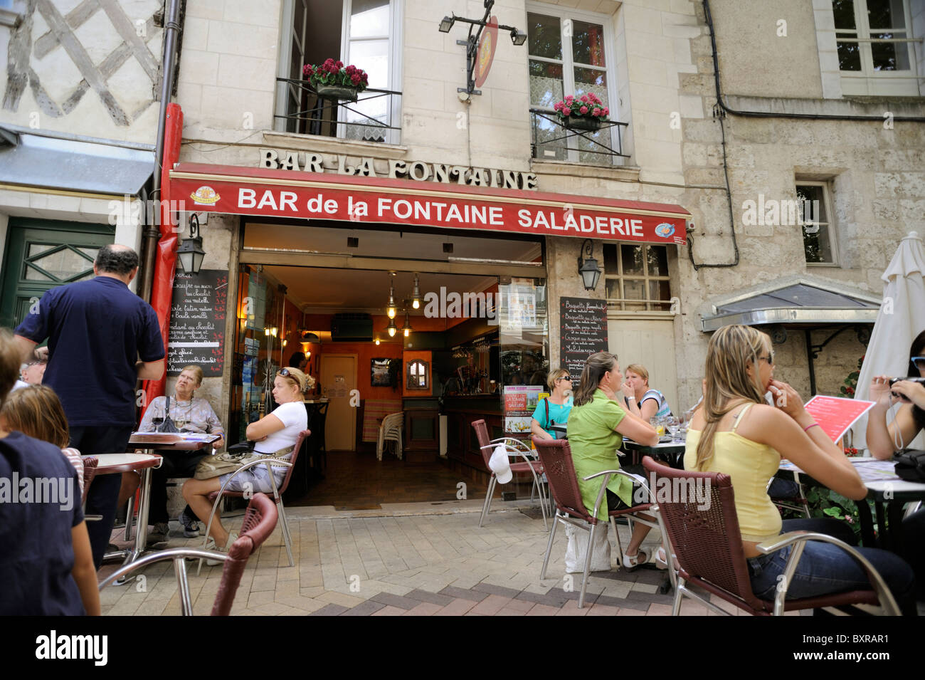 Francia, Valle della Loira, Blois, outdoor cafe Foto Stock