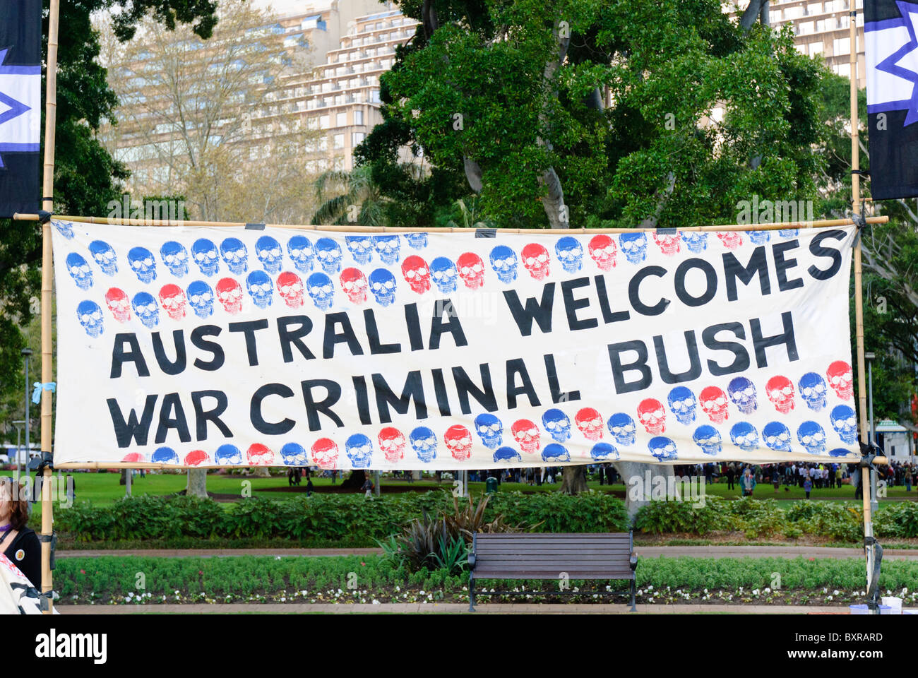 Bandiera di W Bush contro George durante le proteste dell'APEC, Sydney, settembre 2007. Cesdeh Foto Stock