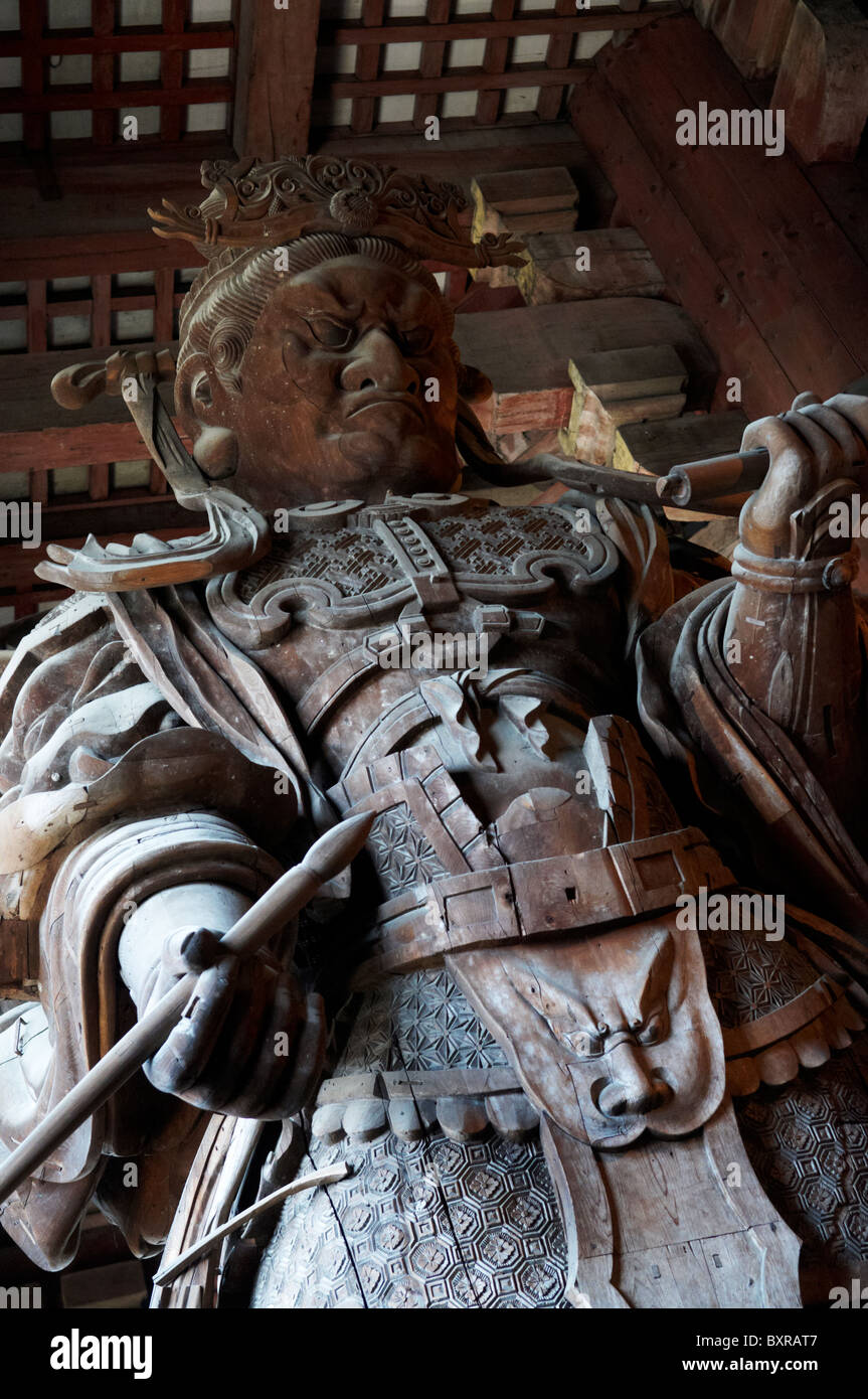 Un custode del tempio nel Daibutsu-den HALL (Hall del Grande Budda) a Nara, Kansai, Honshu, Giappone, Asia Foto Stock