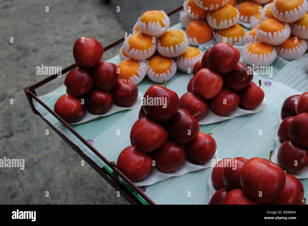 Mele rosse su un mercato a Bangkok Foto Stock