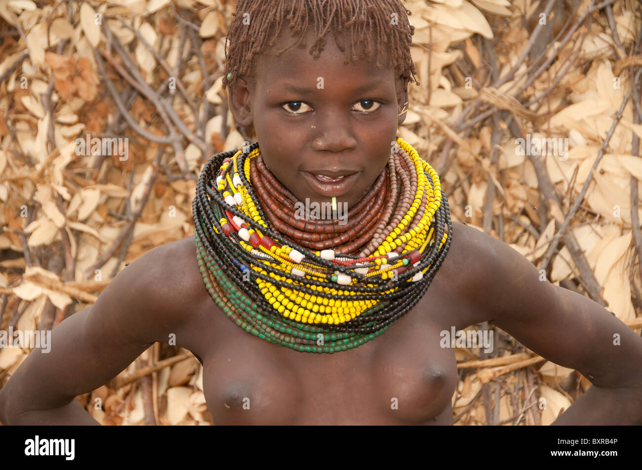 Nyangatom (Bumi) ragazza con pile di perle, Omo river Valley, Etiopia Africa Foto Stock