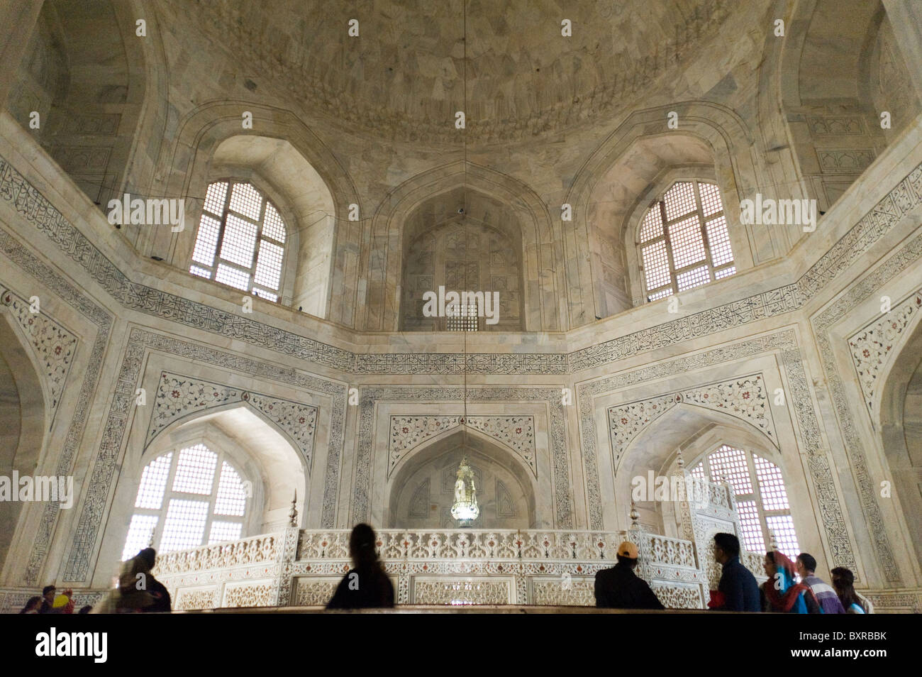 Il cenotafio di Mumtaz Mahal e Shah Jahan all'interno del Taj Mahal in Agra India Foto Stock