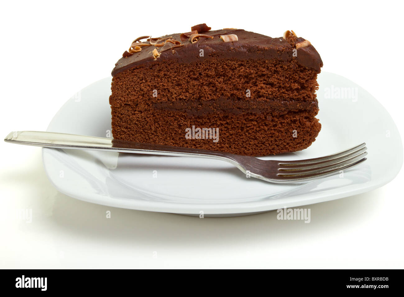 Fetta di torta al cioccolato casalinga isolata su bianco. Foto Stock