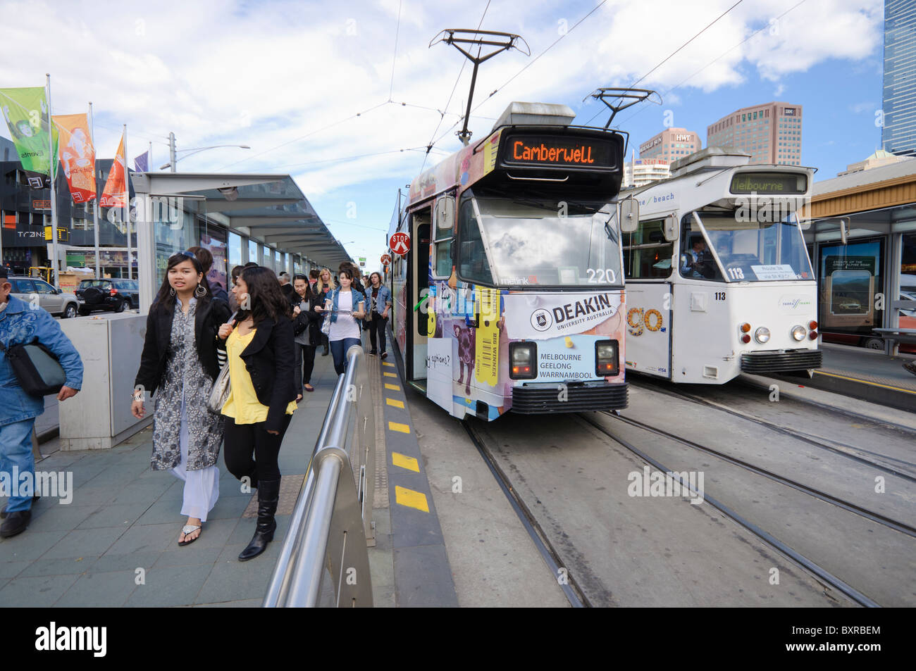 Gli studenti asiatici o migranti prendendo parte nella vita di tutti i giorni dal pendolarismo sul tram. Melbourne, Australia Foto Stock