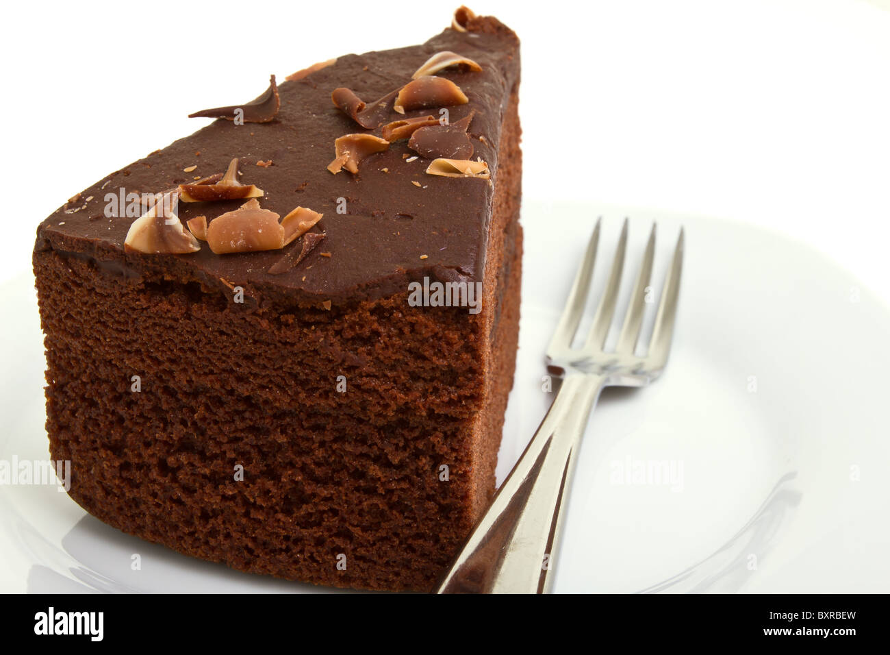 Fetta di torta al cioccolato casalinga isolata su bianco. Foto Stock