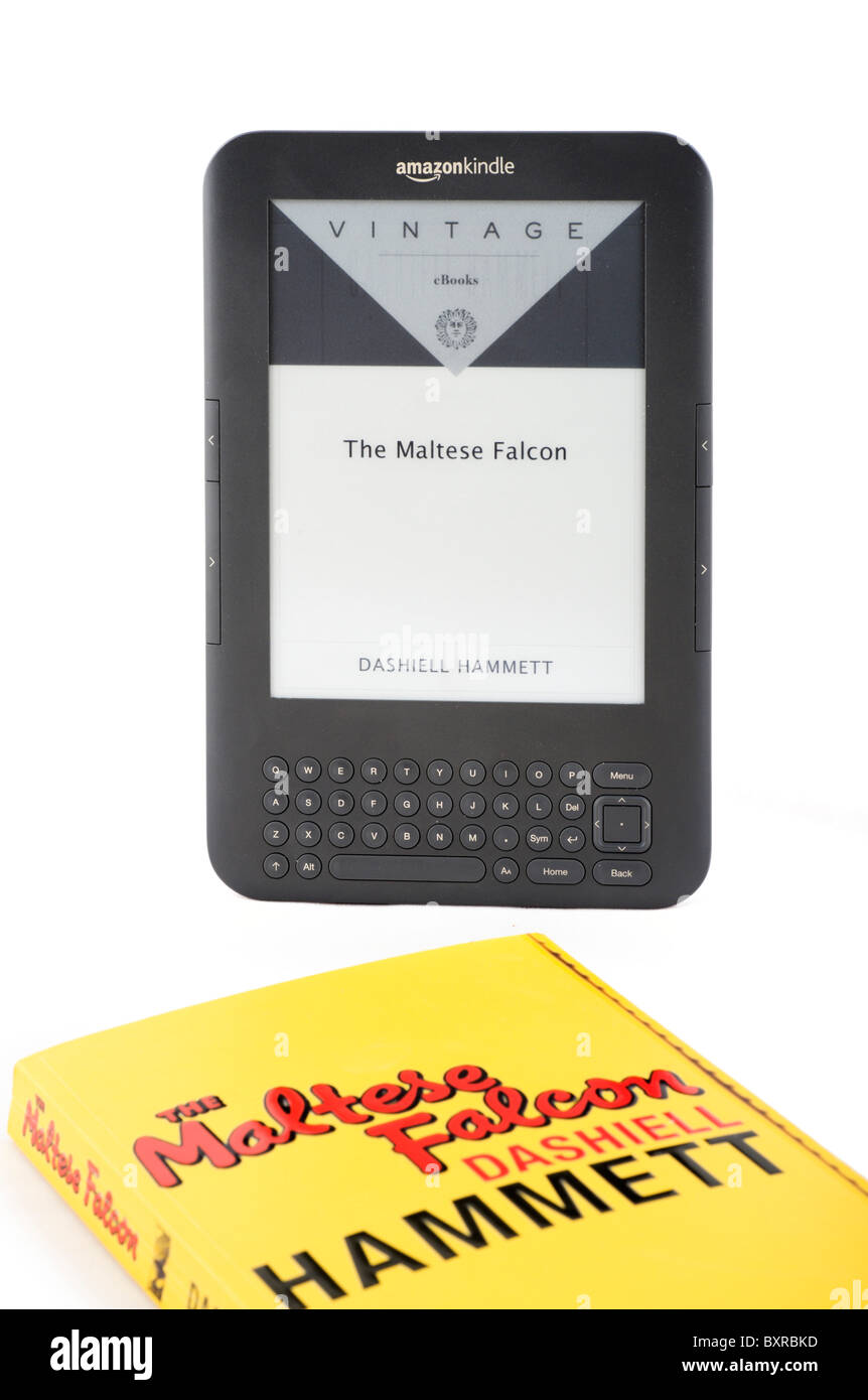Il 2010/11 Amazon Kindle reader di ebook e una copia cartacea del Maltese Falcon da Dashiell Hammett, REGNO UNITO Foto Stock