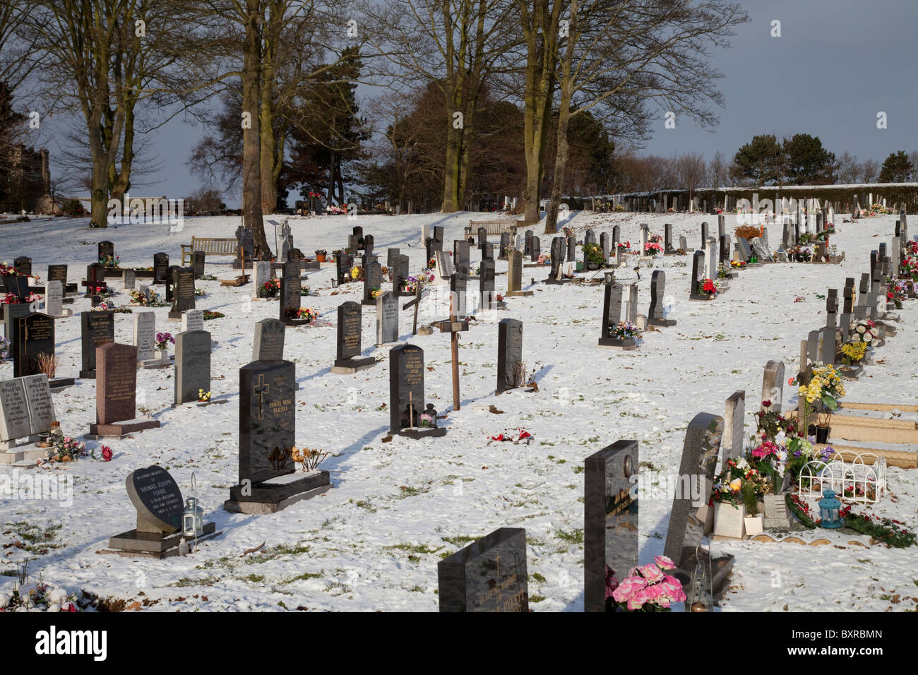 Un cimitero coperto di neve a Natale, England Regno Unito Foto Stock